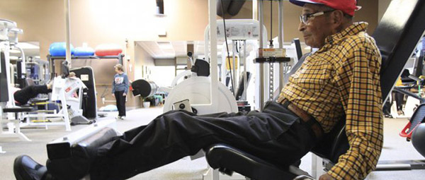 104-årig veteran løfter stadig vægte